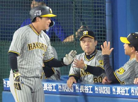 　２回、ソロを放った大山（左）を出迎える岡田監督（中央）＝撮影・吉澤敬太