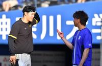 　藤田（右）と談笑する佐藤輝（撮影・中田匡峻）