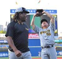 　筒井コーチ（右）の動作に笑顔を見せるミエセス（撮影・中田匡峻）