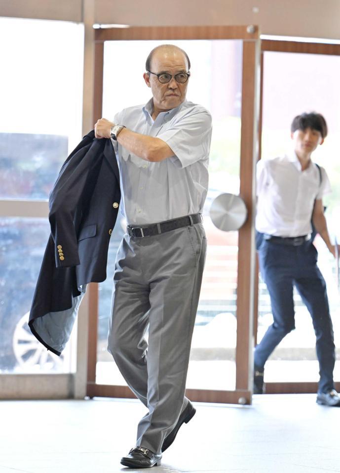 　ＤｅＮＡ戦に向け移動する岡田監督