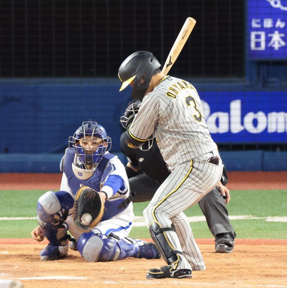 　５回、見逃し三振に倒れる大山（撮影・吉澤敬太）