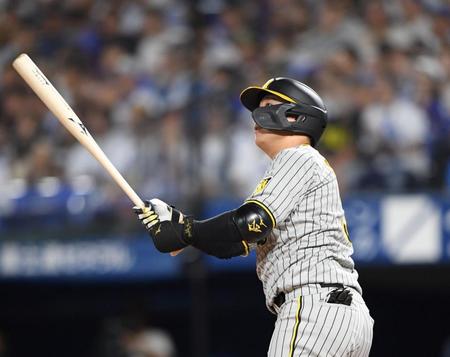 　２回、同点ソロを放つ大山（撮影・中田匡峻）