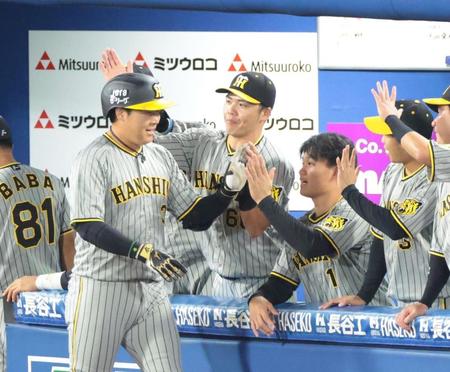 　２回、ソロを放ちナインに出迎えられる大山（左）＝撮影・吉澤敬太