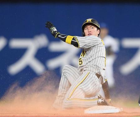 　７回、二盗を決める近本（撮影・中田匡峻）