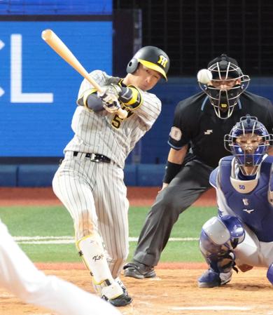 　９回、中前打を放つ近本（撮影・吉澤敬太）