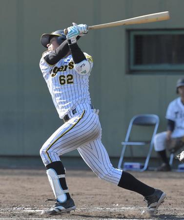 　７回、空振り三振に倒れる植田（撮影・北村雅宏）