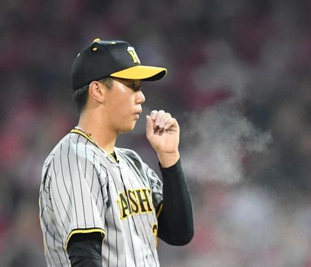 　２回、ピンチを招きロジンを手にした門別（撮影・中田匡峻）