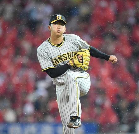 　４回、小雨が降る中、投げ込む門別（撮影・中田匡峻）