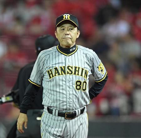 　６回表の攻撃を終え、選手交代を告げる岡田監督（撮影・中田匡峻）