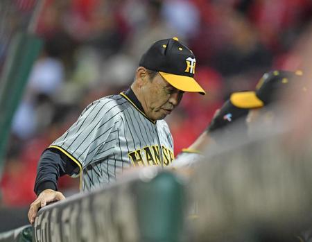 　６回表の攻撃を終え、選手交代を告げた岡田監督（撮影・中田匡峻）