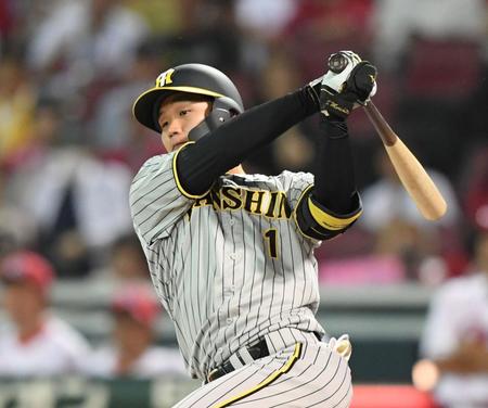 　８回、左前打を放つ森下（撮影・中田匡峻）