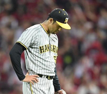 　８回、末包に勝ち越しソロを浴びた加治屋（撮影・中田匡峻）