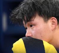 　５回、空振り三振に倒れ、ベンチで悔しさに涙ぐむ森下（撮影・中田匡峻）