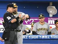 　ベンチで渋い表情の森下。手前は岡田監督（撮影・金田祐二）