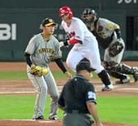 　２回、会沢を併殺打に打ち取る門別（撮影・立川洋一郎）