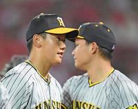 　５回を投げ終え、森下（右）に迎えられる門別（撮影・中田匡峻）