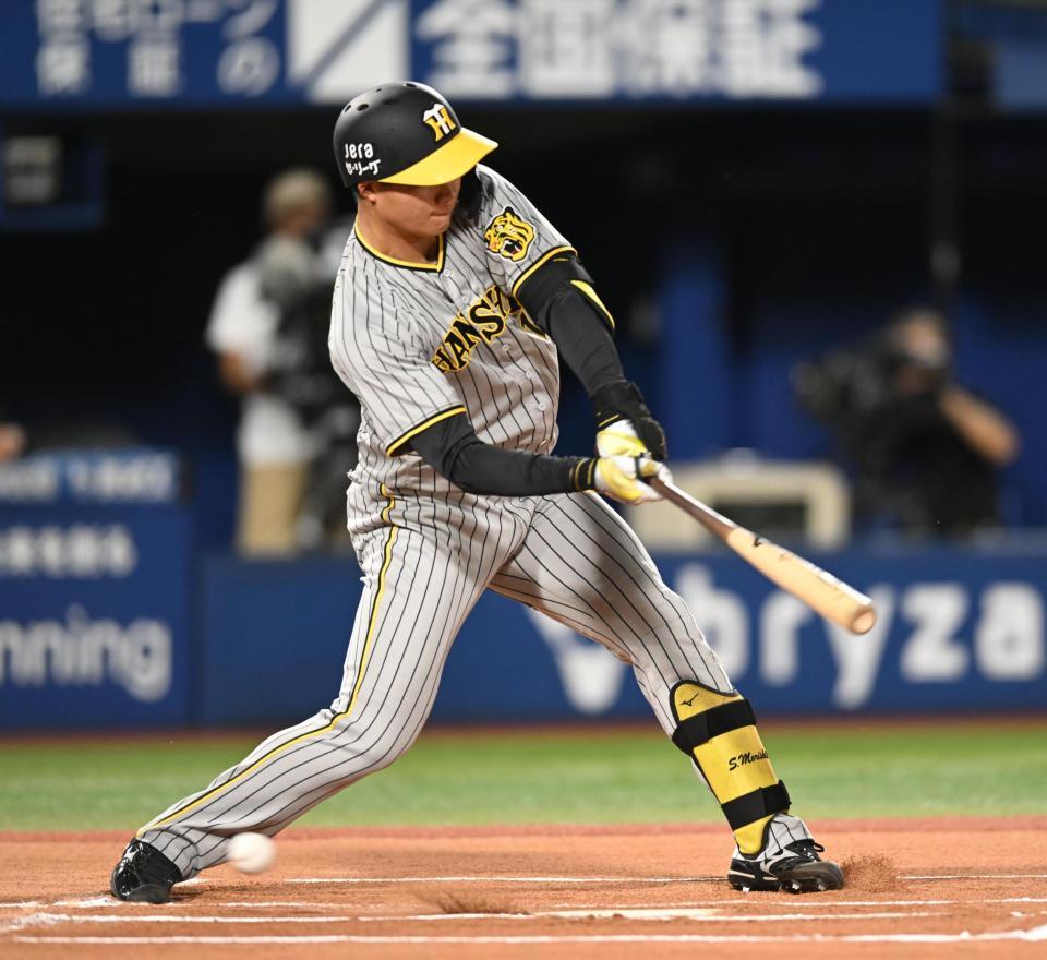 　１回、空振り三振に倒れる森下（撮影・金田祐二）