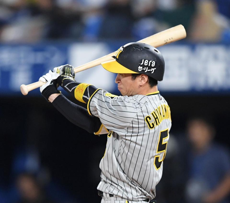 　５回、右前打を放つ近本（撮影・中田匡峻）