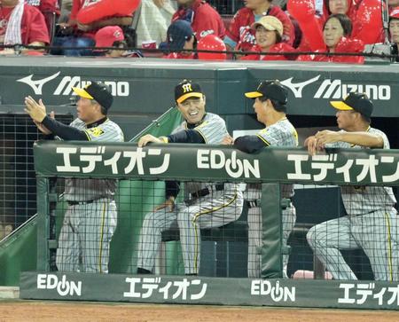 　７回、ミエセスの適時打で同点に追いつき笑顔を見せる岡田監督（中央）＝撮影・立川洋一郎