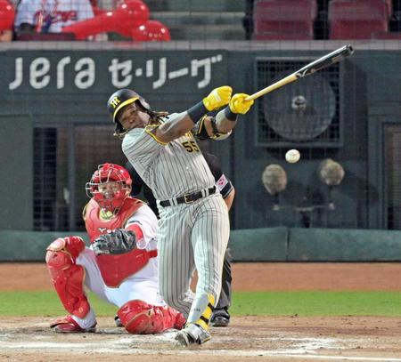 　７回、左前へ同点適時打を放つミエセス（撮影・立川洋一郎）