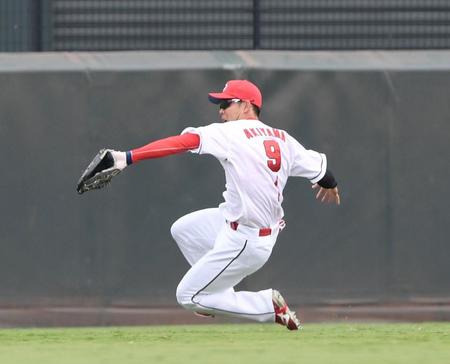 ２回、馬場の飛球を好捕した中堅手の秋山（撮影・中田匡峻）