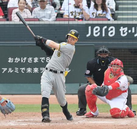 　５回、右翼スタンドへ勝ち越し３ランを放つ佐藤輝（撮影・立川洋一郎）