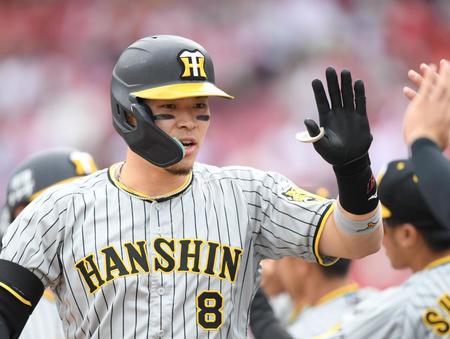 ５回阪神無死一、二塁、勝ち越し３ランを放った阪神・佐藤輝明＝マツダスタジアム（撮影・中田匡峻）