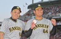 　プロ初勝利を挙げた岡留（右）は岡田監督と笑顔を見せる（撮影・中田匡峻）