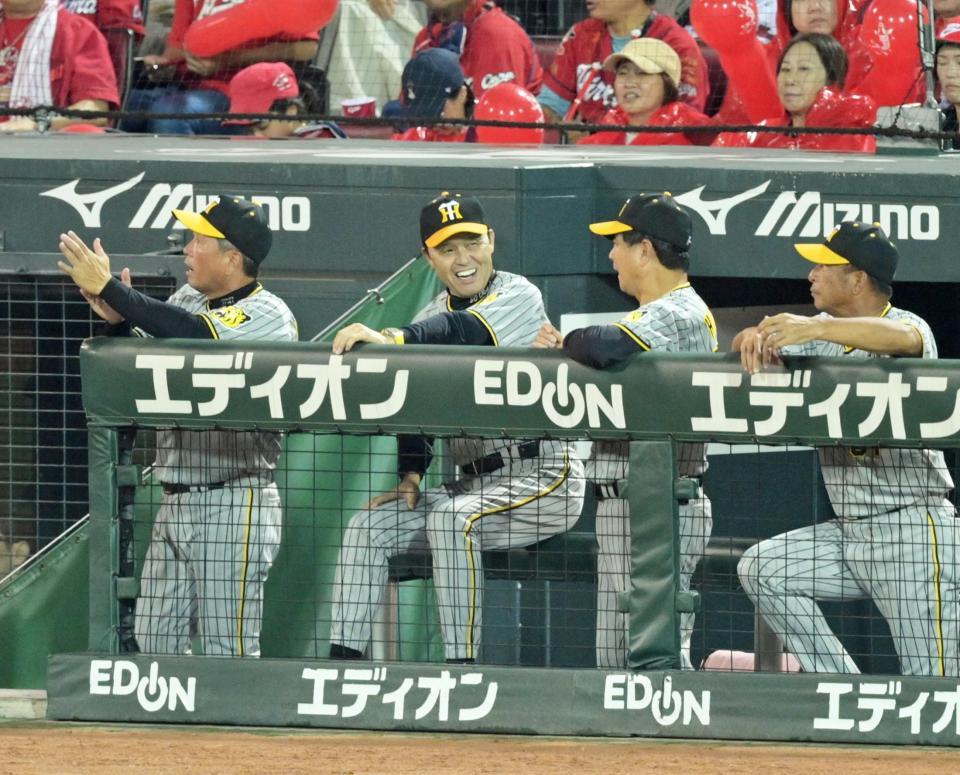 　７回、ミエセスの適時打で同点に追いつき笑顔を見せる岡田監督（中央）＝撮影・立川洋一郎