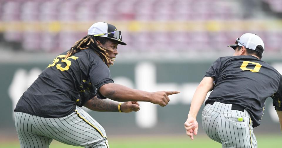 　木浪（右）に競争を挑んだミエセス（撮影・中田匡峻）