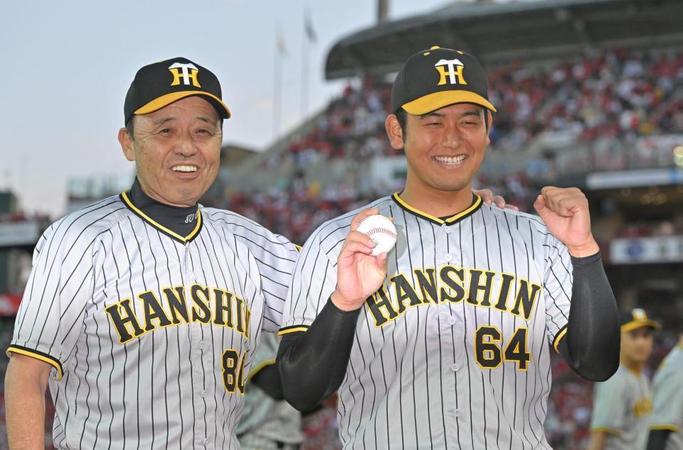 　プロ初勝利を挙げた岡留（右）は岡田監督と笑顔を見せる（撮影・中田匡峻）