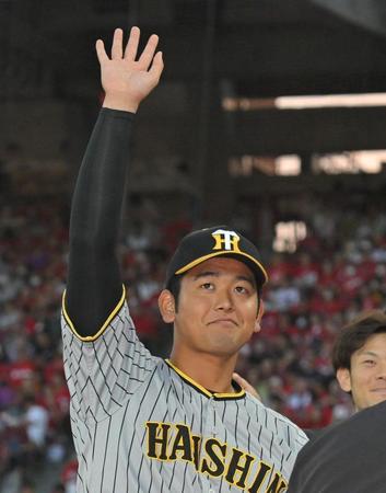 　プロ初勝利を挙げた岡留はスタンドに手を振る（撮影・中田匡峻）