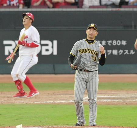 　９回、最後の打者・小園（奥）を空振り三振に仕留めてガッツポーズを見せる岩崎（撮影・立川洋一郎）