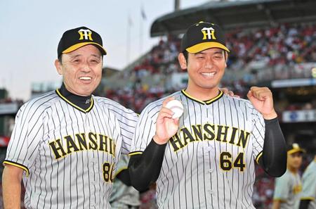 　プロ初勝利を挙げ岡田監督（左）と笑顔を見せる岡留（撮影・中田匡峻）