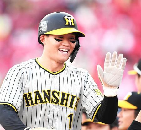 　７回、坂本の適時打で生還し笑顔でタッチを交わす森下