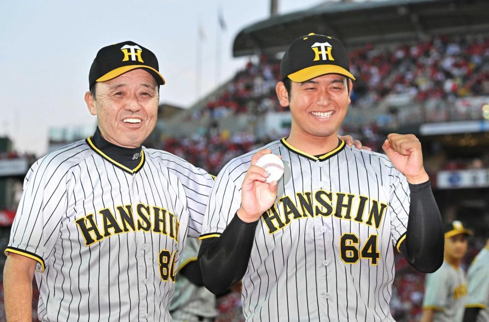　プロ初勝利を挙げ岡田監督（左）と笑顔を見せる岡留（撮影・中田匡峻）