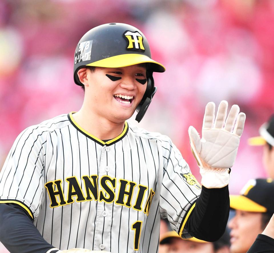 　７回、坂本の適時打で生還し笑顔でタッチを交わす森下