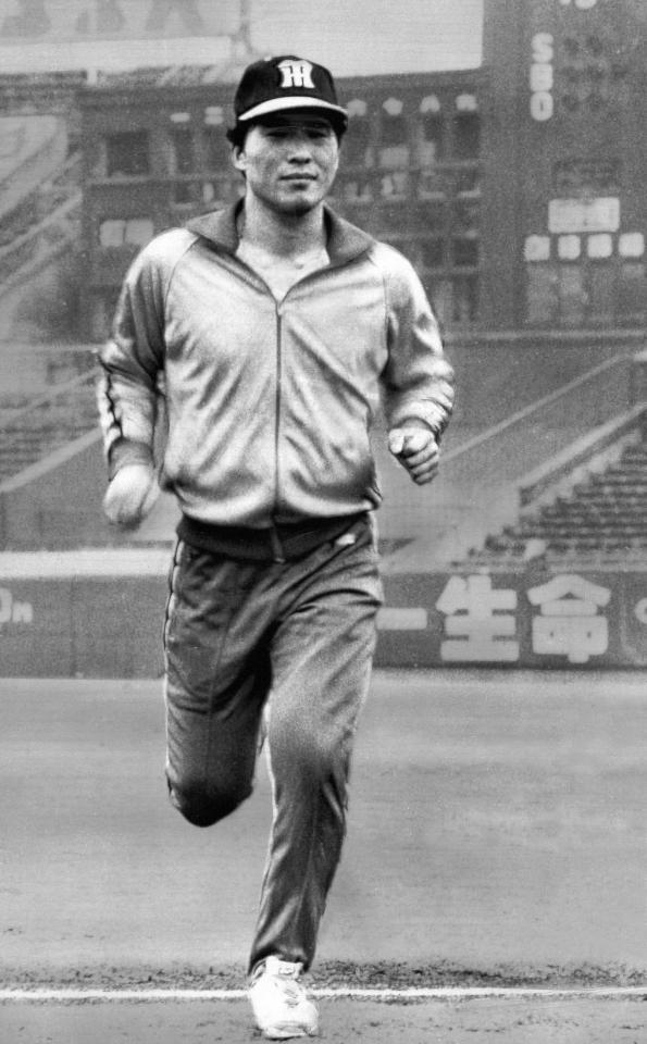 　事故から１カ月ぶりに甲子園に帰ってきた阪神・佐野仙好。はやる気持ちを抑えトレーニングシャツで力強くグラウンドを走った＝１９７７年６月７日