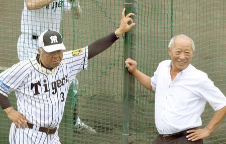 佐野さんが統括スカウト時代に当時の阪神・掛布２軍監督と話す＝２０１７年９月、鳴尾浜