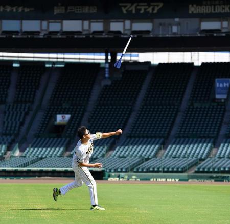 　フレーチャを投じる大竹