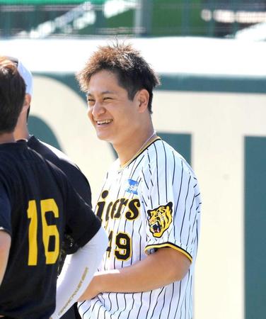 　練習中に笑顔を見せる大竹