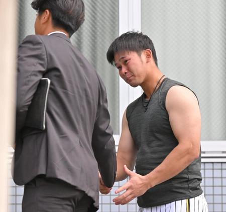 　戦力外通告を受けた板山（左）と涙を流しながら握手を交わす野口（撮影・中田匡峻）