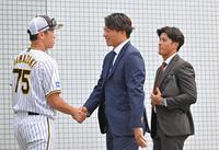 　戦力外通告を受けた北條（中央）と板山（右）は山崎２軍打撃コーチと握手を交わす（撮影・中田匡峻）