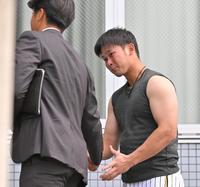 　戦力外通告を受けた板山（左）と涙を流しながら握手を交わす野口（撮影・中田匡峻）