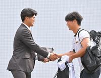 　戦力外通告を受けた板山（左）は井坪と握手を交わす（撮影・中田匡峻）