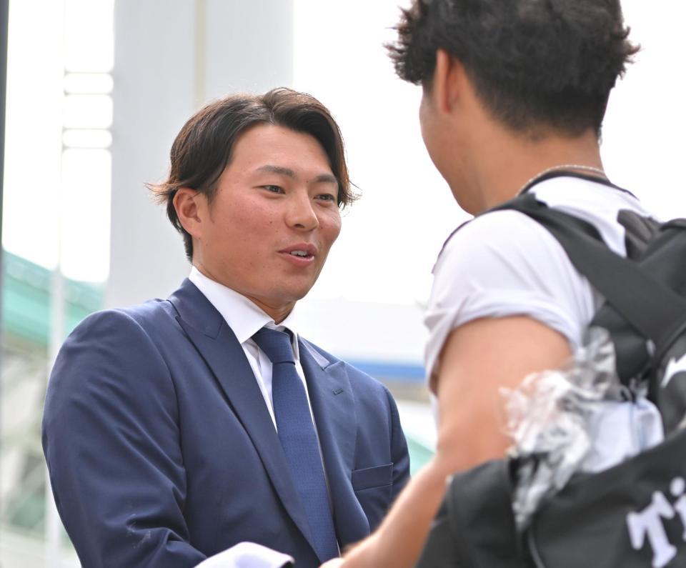 　戦力外通告を受けた北條（左）は井坪と言葉を交わす（撮影・中田匡峻）