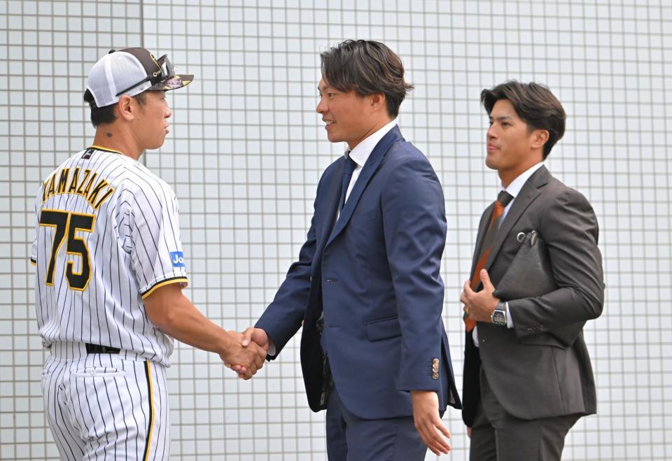 　戦力外通告を受けた北條（中央）と板山（右）は山崎２軍打撃コーチと握手を交わす（撮影・中田匡峻）
