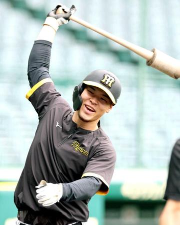 　練習中、リラックスした表情を見せた佐藤輝（撮影・山口登）