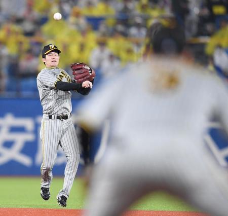 　７回、一塁へジャンプして送球する中野（撮影・棚橋慶太）