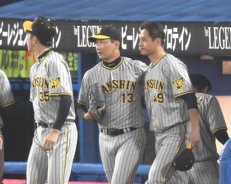 　試合後、大竹（右）から声をかけられる岩崎（撮影・堀内翔）
